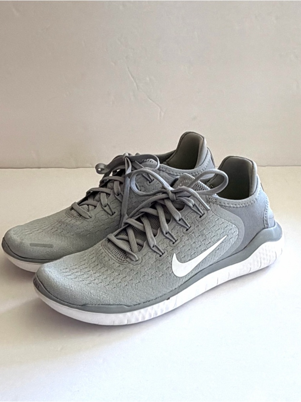 NEW IN BOX Nike Women’s Free RN Light Gray Running Sneakers / Shoe Size 8.5 - Picture 2 of 5
